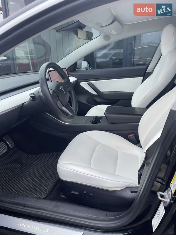 Седан Tesla Model 3 2019 в Львове