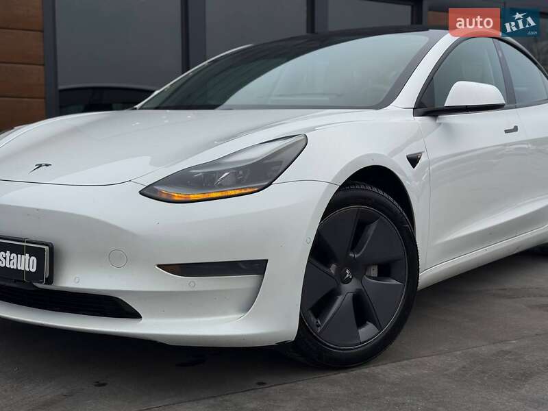 Седан Tesla Model 3 2021 в Ровно