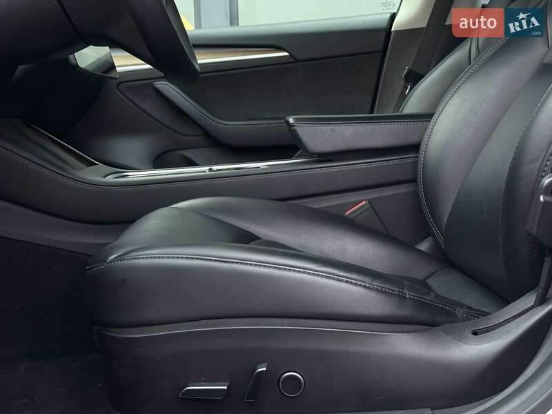 Седан Tesla Model 3 2021 в Ровно