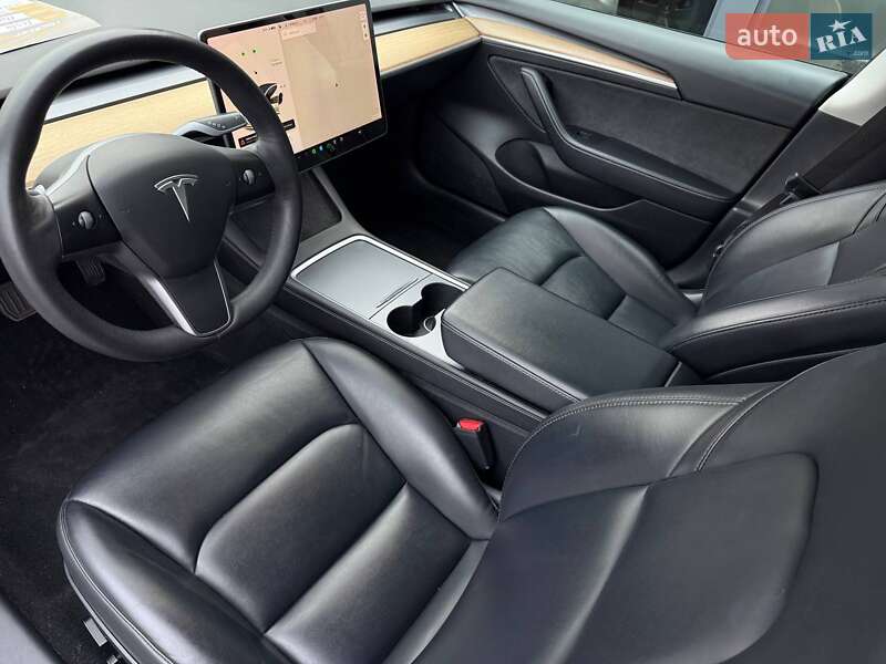 Седан Tesla Model 3 2021 в Ровно