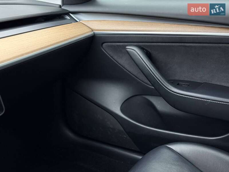 Седан Tesla Model 3 2021 в Ровно