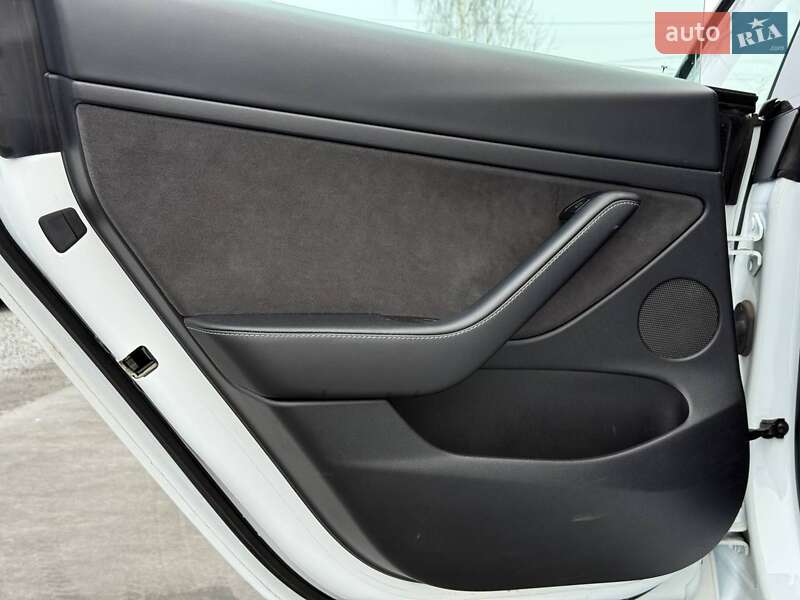 Седан Tesla Model 3 2021 в Ровно