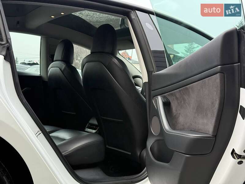 Седан Tesla Model 3 2021 в Ровно