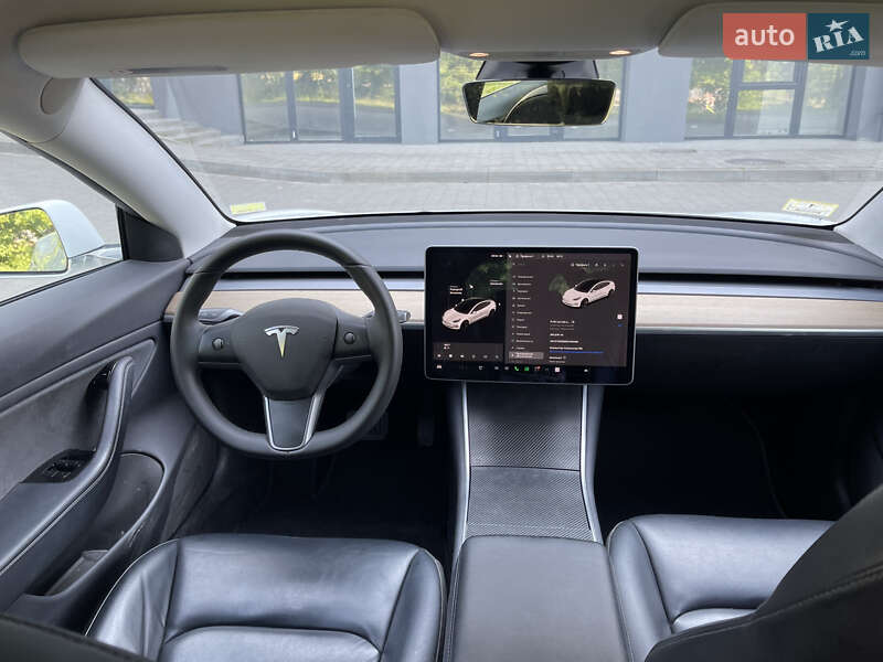 Седан Tesla Model 3 2019 в Новояворовске