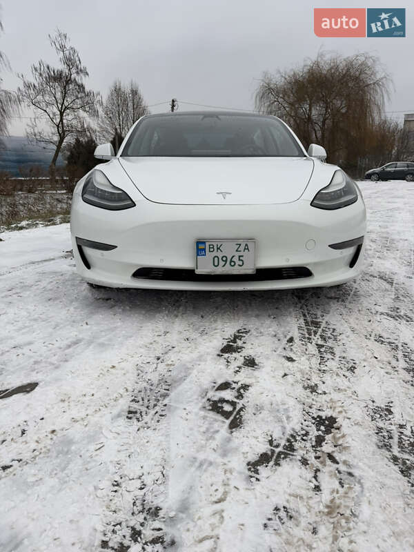 Седан Tesla Model 3 2019 в Ровно