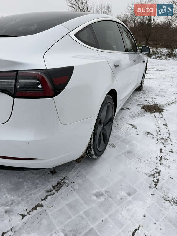Седан Tesla Model 3 2019 в Ровно