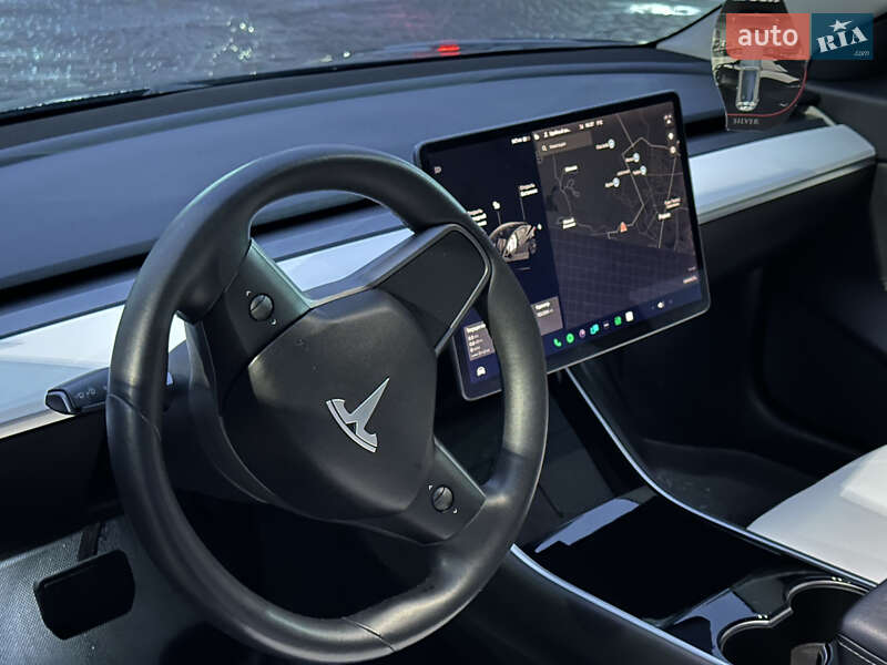 Седан Tesla Model 3 2020 в Ровно