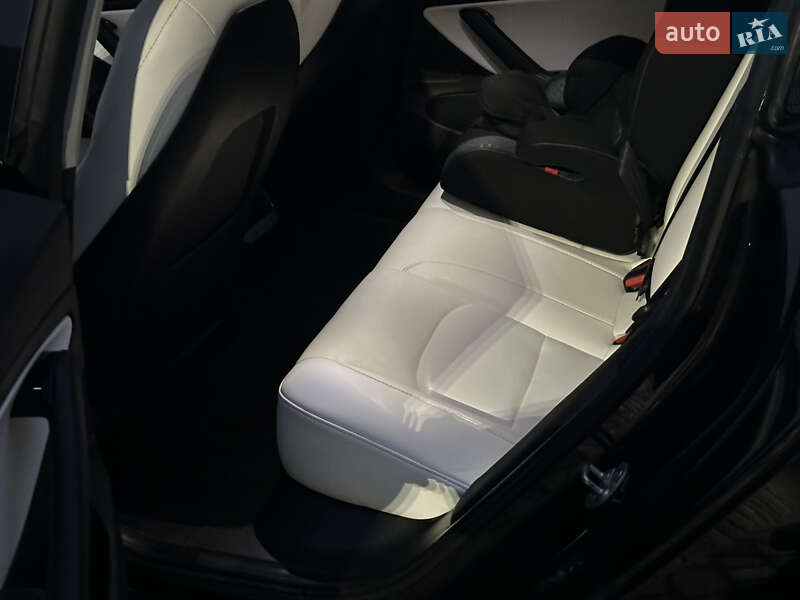 Седан Tesla Model 3 2020 в Ровно