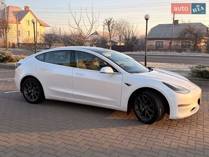 Седан Tesla Model 3 2020 в Киеве