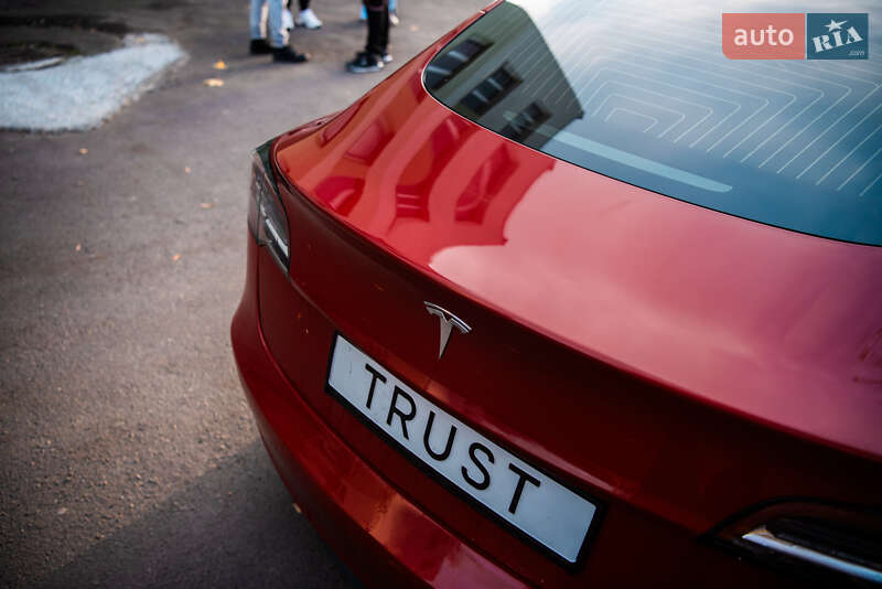 Седан Tesla Model 3 2018 в Львові