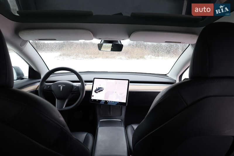 Седан Tesla Model 3 2021 в Новояворовске