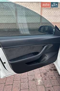 Седан Tesla Model 3 2020 в Стрые