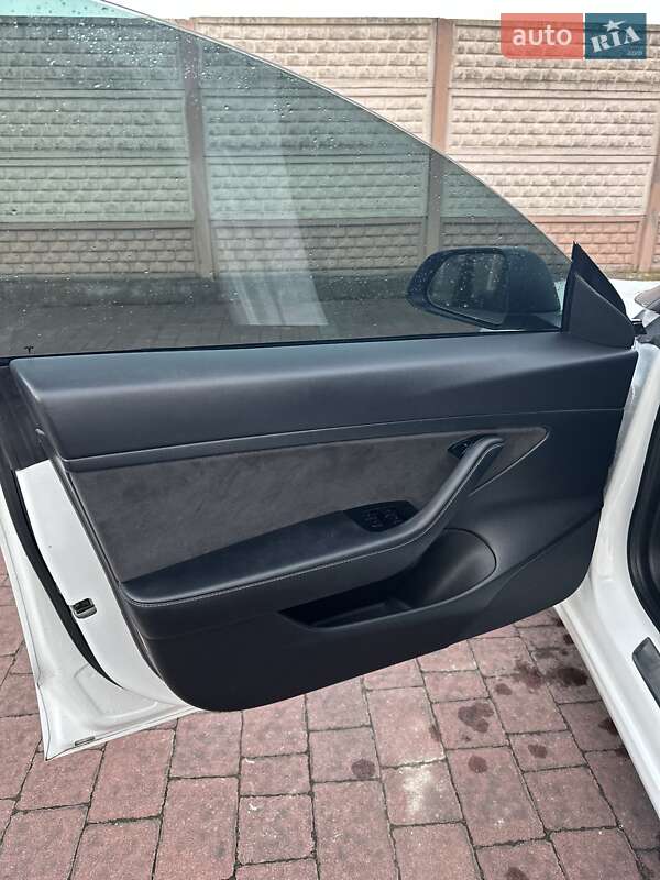 Седан Tesla Model 3 2020 в Стрые