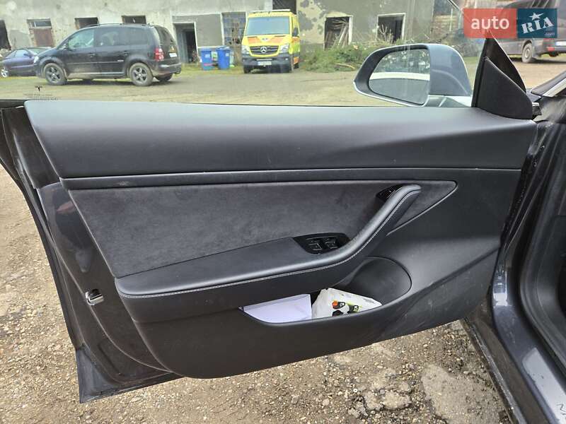 Седан Tesla Model 3 2020 в Снятине