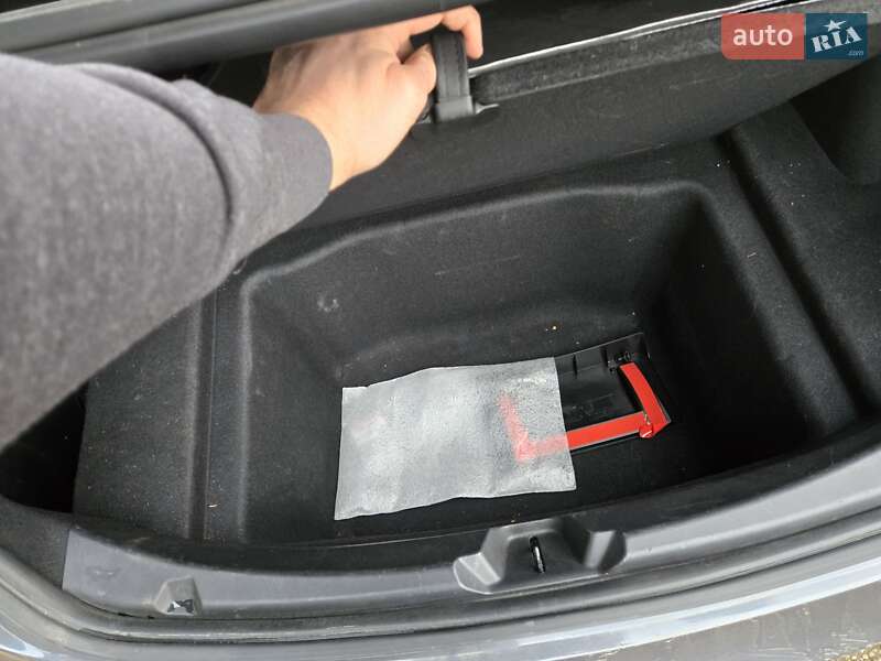 Седан Tesla Model 3 2020 в Снятине