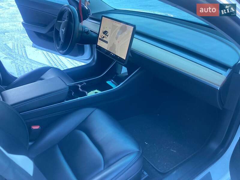 Седан Tesla Model 3 2019 в Киеве