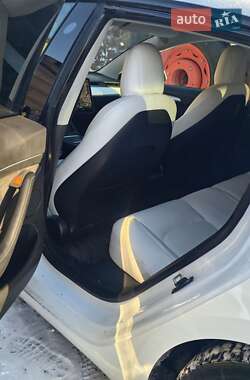 Седан Tesla Model 3 2022 в Кропивницком