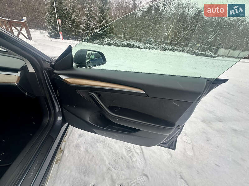 Седан Tesla Model 3 2022 в Львове