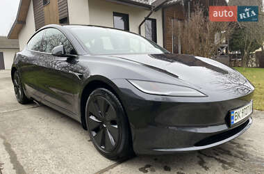 Седан Tesla Model 3 2024 в Остроге