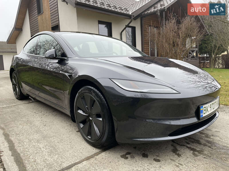 Седан Tesla Model 3 2024 в Остроге