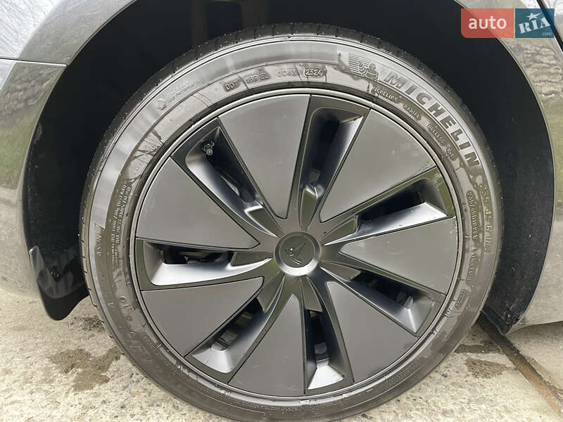 Седан Tesla Model 3 2024 в Остроге