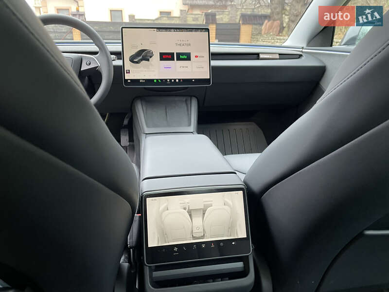 Седан Tesla Model 3 2024 в Остроге