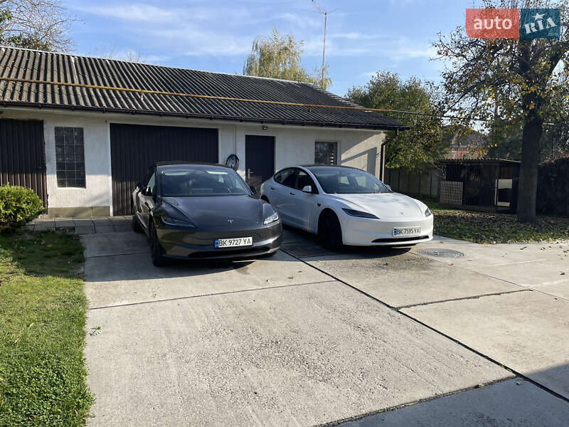 Седан Tesla Model 3 2024 в Остроге