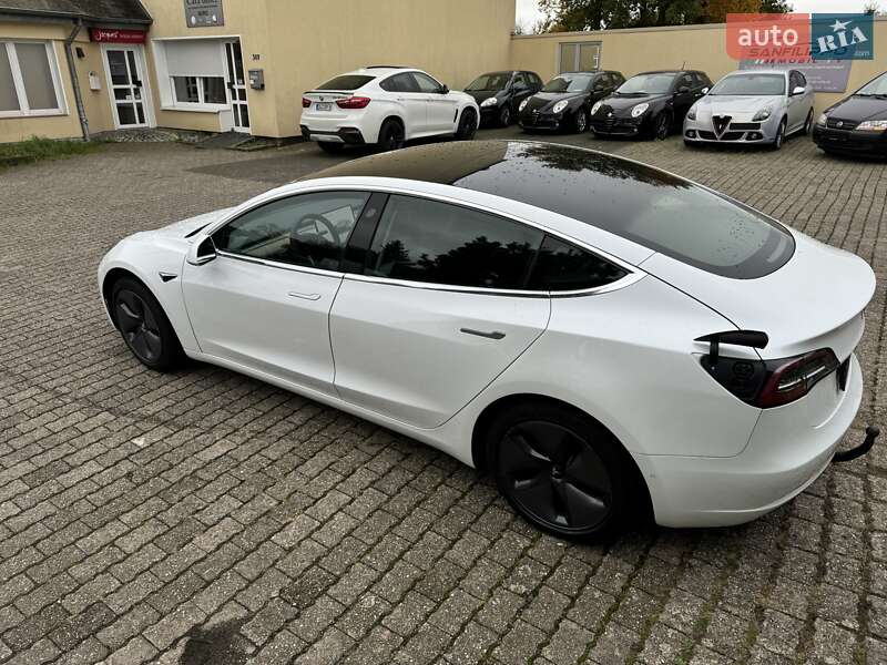 Седан Tesla Model 3 2019 в Львове