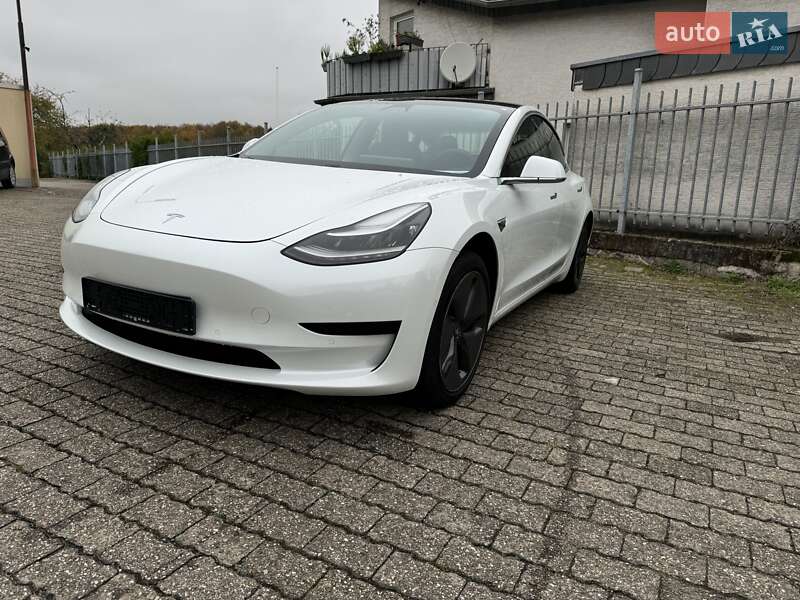 Седан Tesla Model 3 2019 в Львове