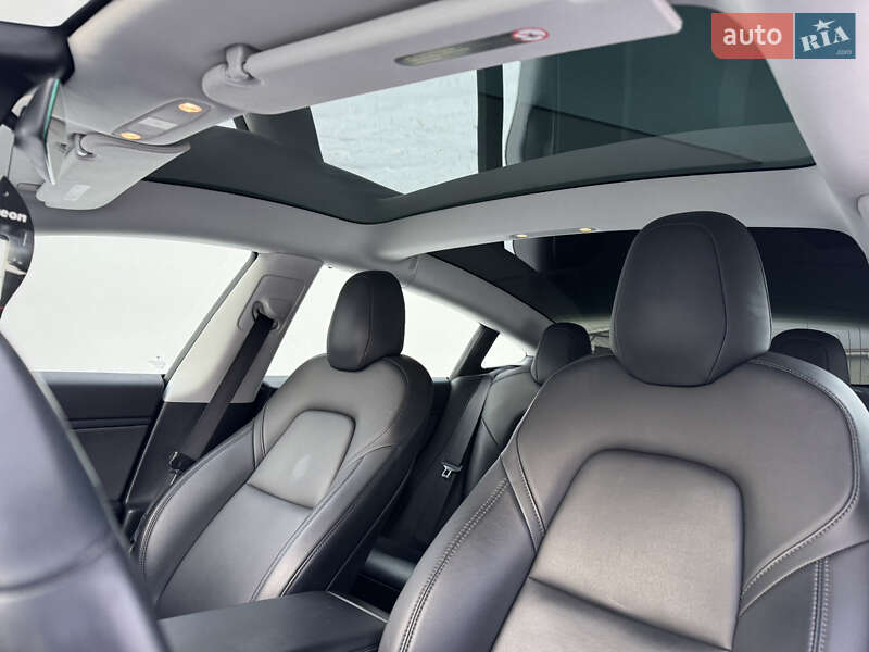 Седан Tesla Model 3 2019 в Луцке