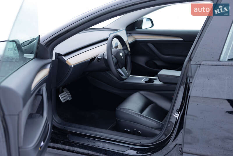 Седан Tesla Model 3 2021 в Львове
