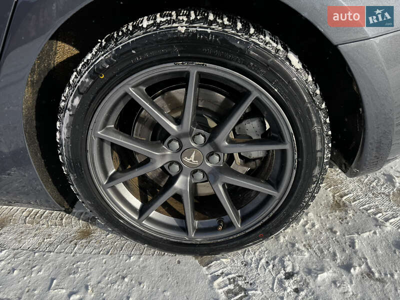Седан Tesla Model 3 2022 в Чернівцях