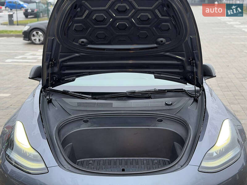Седан Tesla Model 3 2023 в Львове