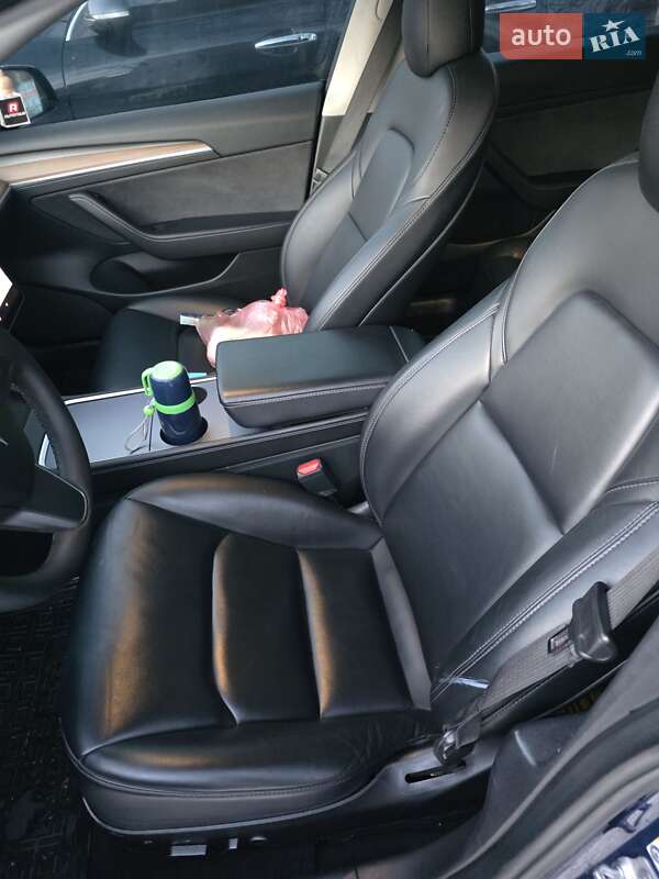 Седан Tesla Model 3 2021 в Черновцах