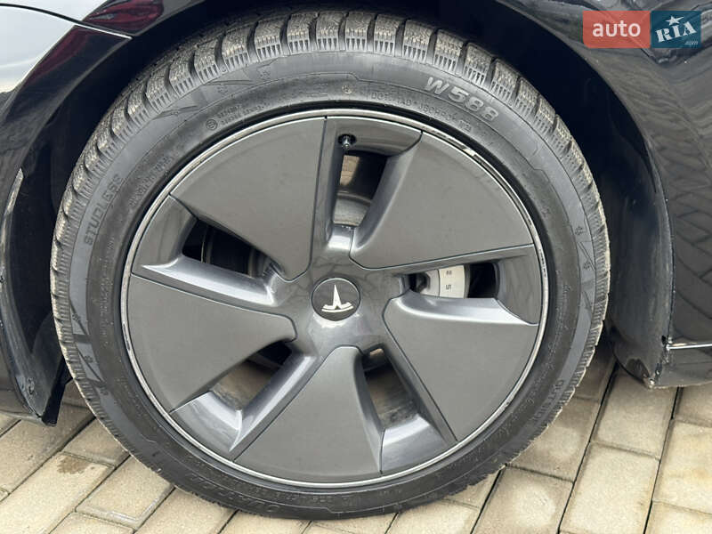 Седан Tesla Model 3 2018 в Ужгороді