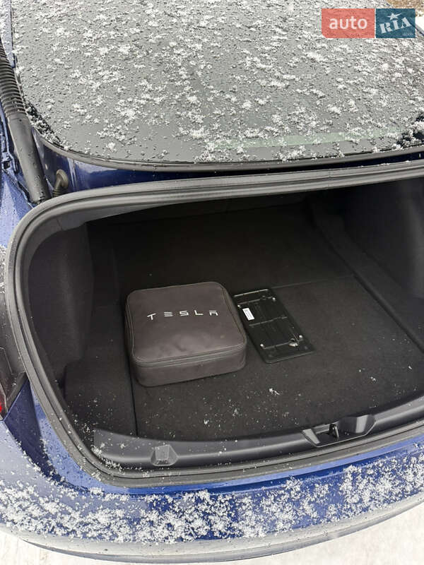 Седан Tesla Model 3 2022 в Умани
