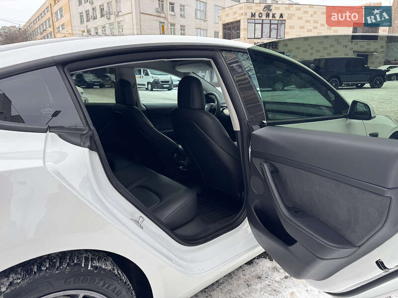 Седан Tesla Model 3 2022 в Киеве