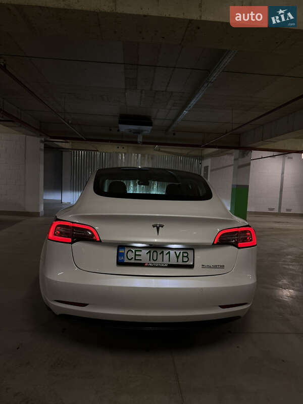 Седан Tesla Model 3 2021 в Черновцах