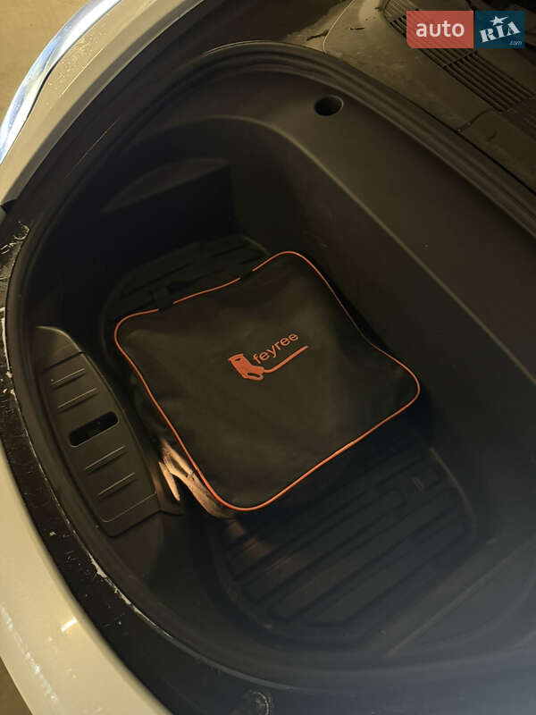 Седан Tesla Model 3 2021 в Черновцах