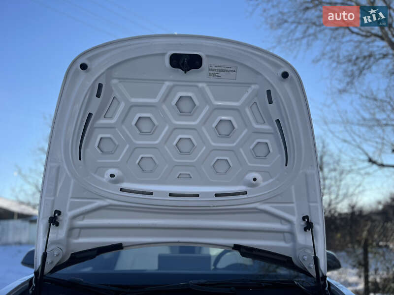 Седан Tesla Model 3 2022 в Львові