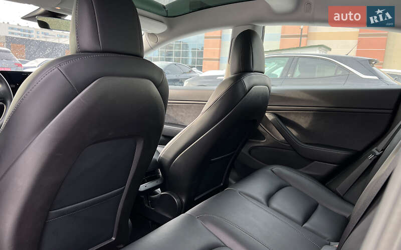 Седан Tesla Model 3 2020 в Львове