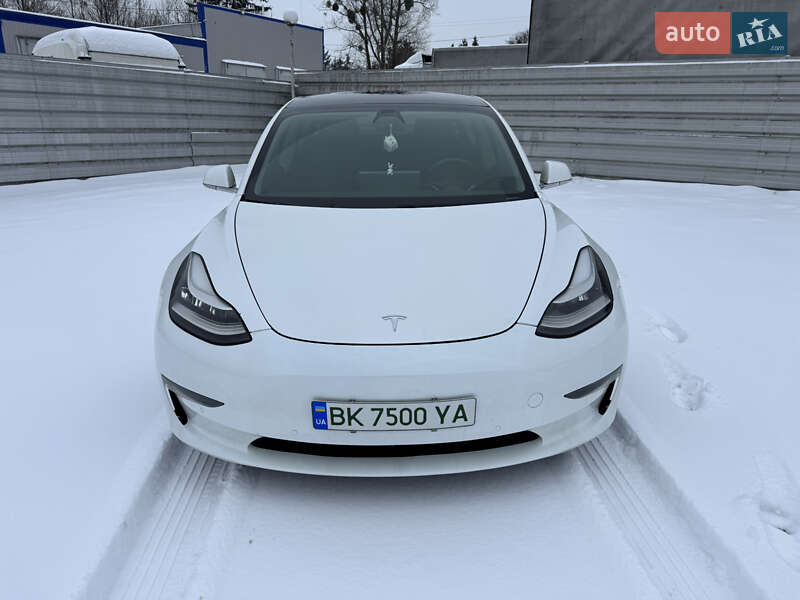 Седан Tesla Model 3 2019 в Ровно