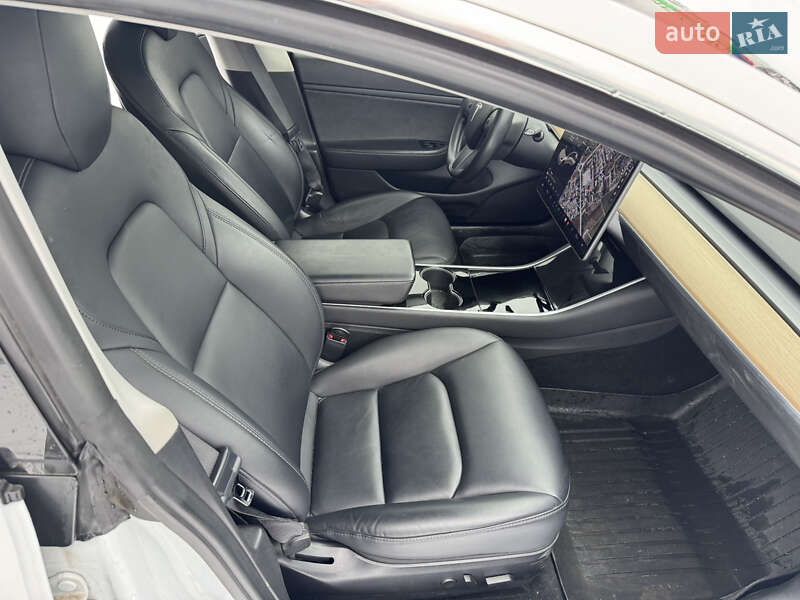 Седан Tesla Model 3 2019 в Ровно