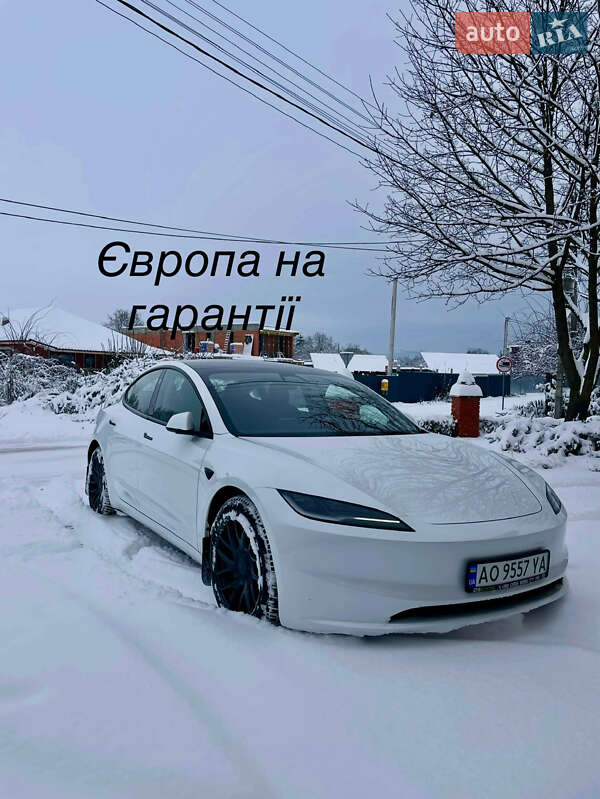Седан Tesla Model 3 2023 в Ужгороде