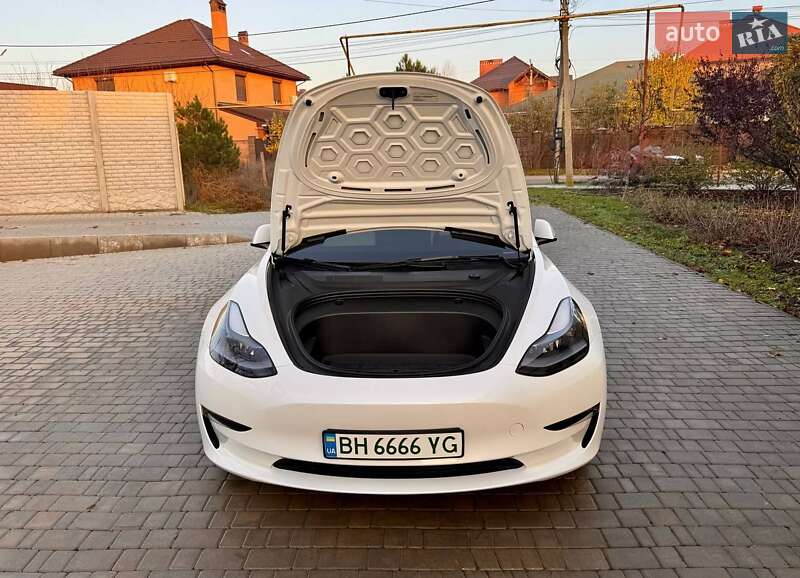 Седан Tesla Model 3 2023 в Одессе