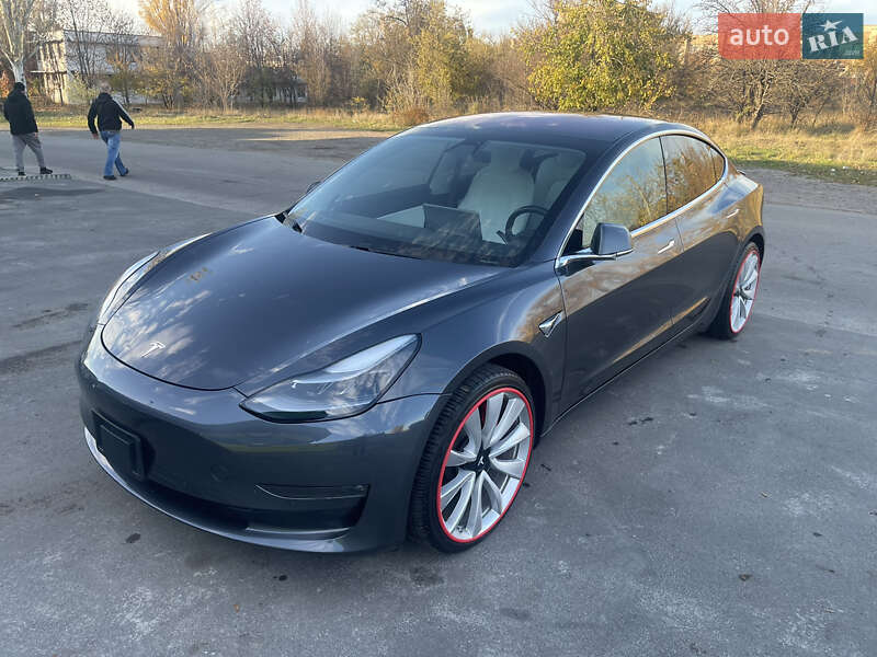Седан Tesla Model 3 2018 в Кривом Роге