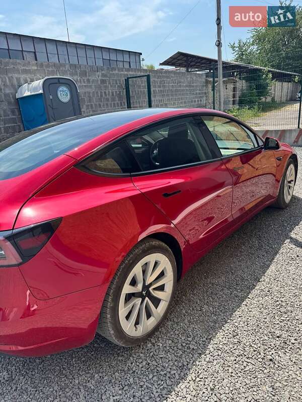 Седан Tesla Model 3 2023 в Скалаті