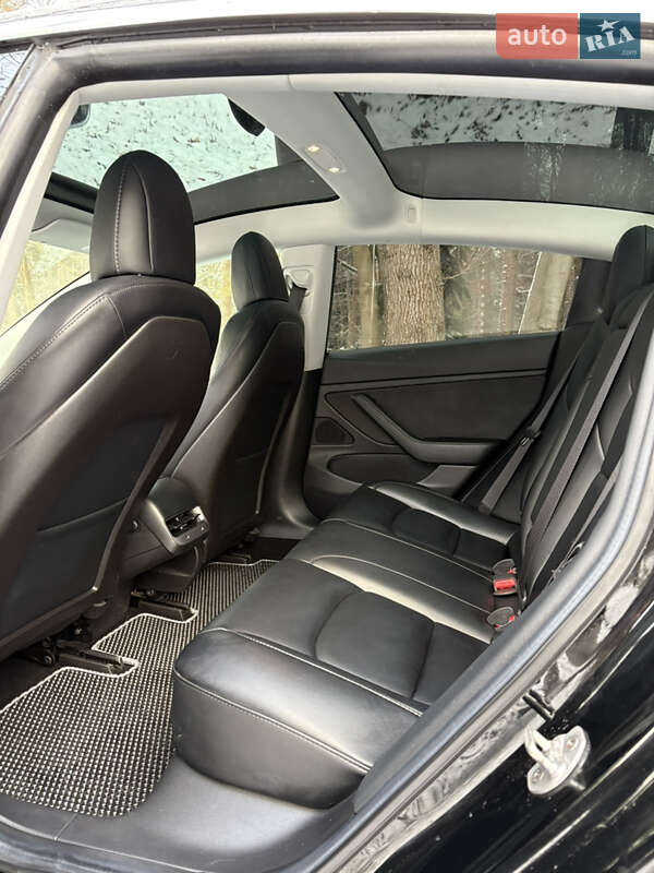 Седан Tesla Model 3 2019 в Березане