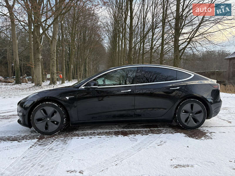 Седан Tesla Model 3 2019 в Березане