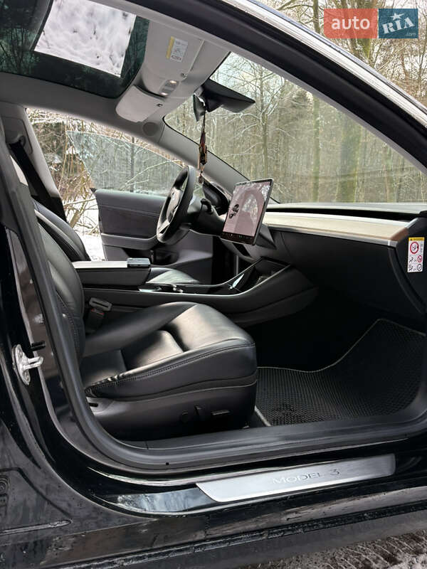 Седан Tesla Model 3 2019 в Березане